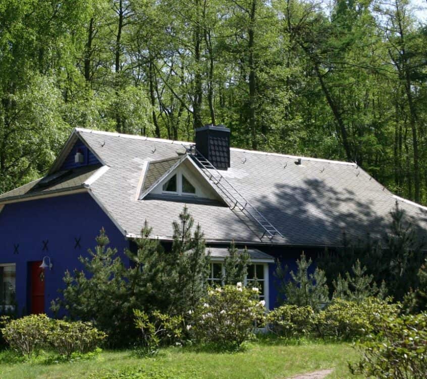 Strandhaeuser-Blankenfohrt-Blick-Richtung-Wald