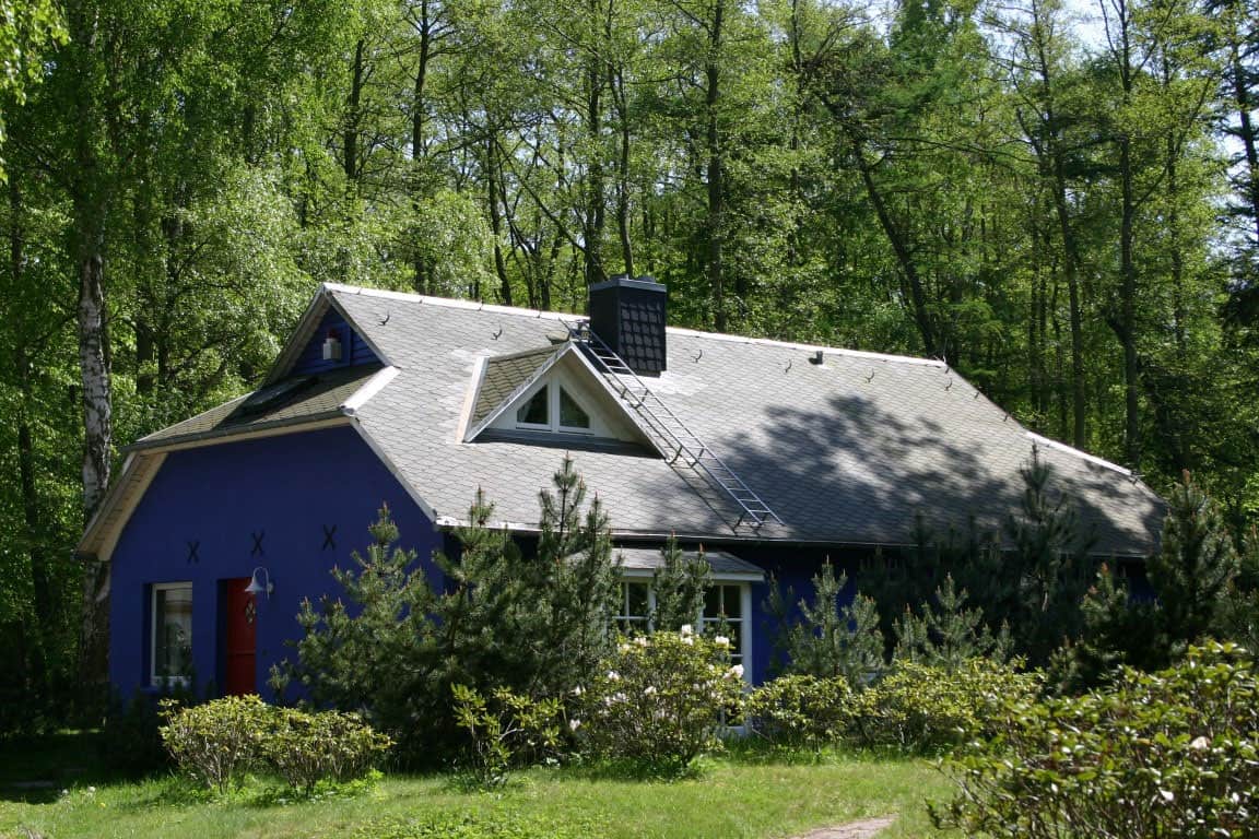 Strandhaeuser-Blankenfohrt-Blick-Richtung-Wald