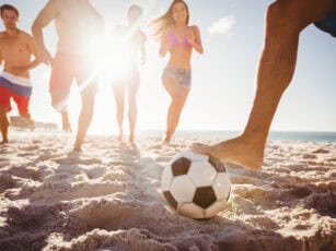 strandsport-in-blankenfohrt-fussball-im-sand